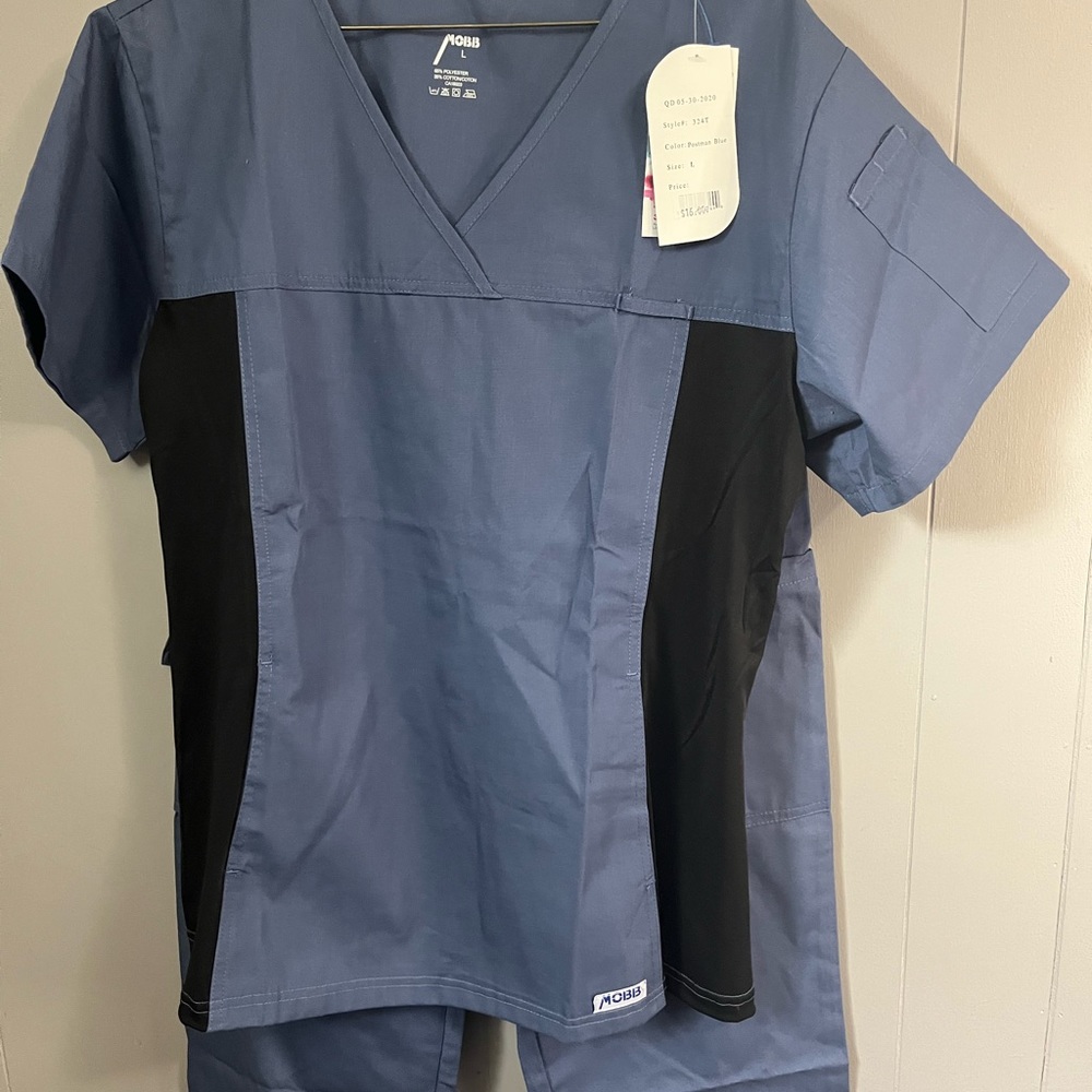 MOBB Unisex V Neck Scrub top and Drawstring Pants  New.